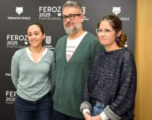 Sara Vila, responsable de comunicacións de Xerais_ eu, o señor de verde_ e Anabel Gulías, concelleira de Igualdade de Pontevedra.